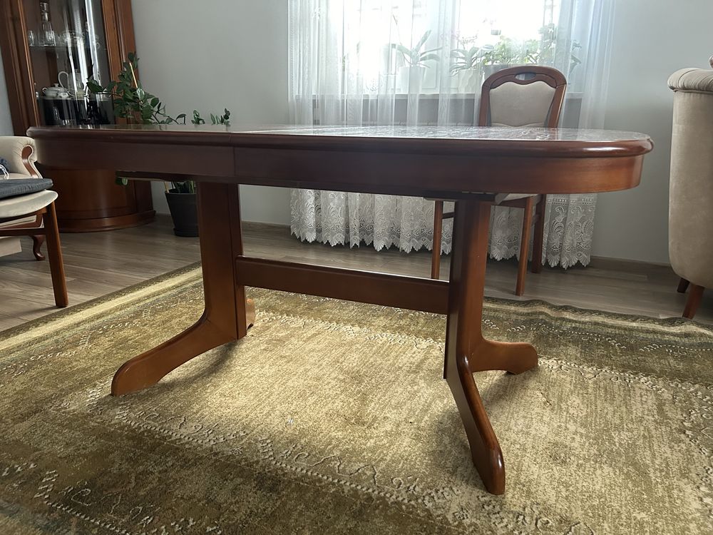 Drewniany duży stół