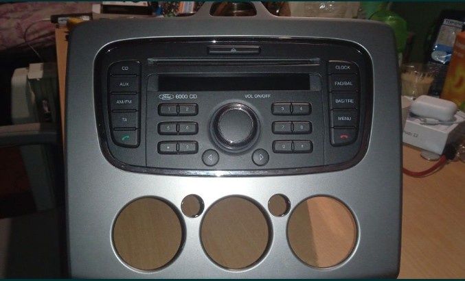 Продам оригінальну магнітолу Форд фокус 2 10 року з рамкою.