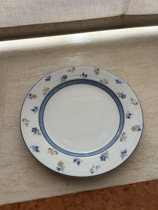 prato com flores azuis- spal porcelanas