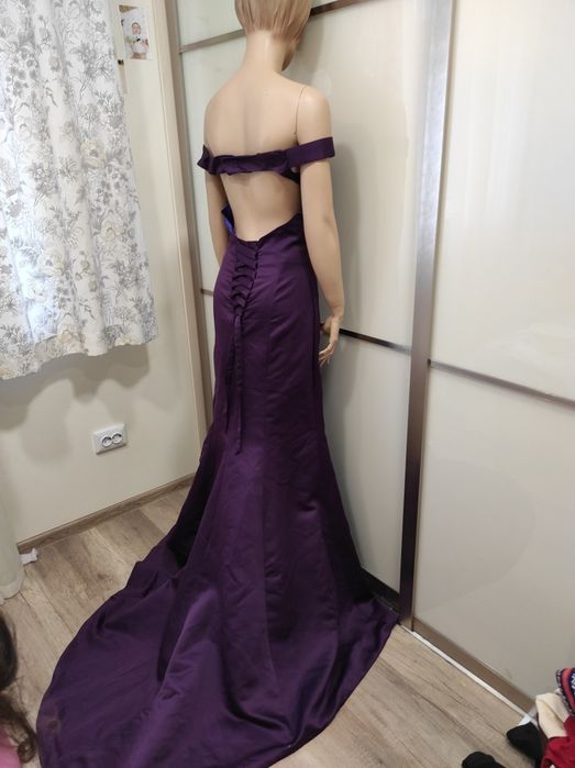 Шикарне плаття зі шлейфом