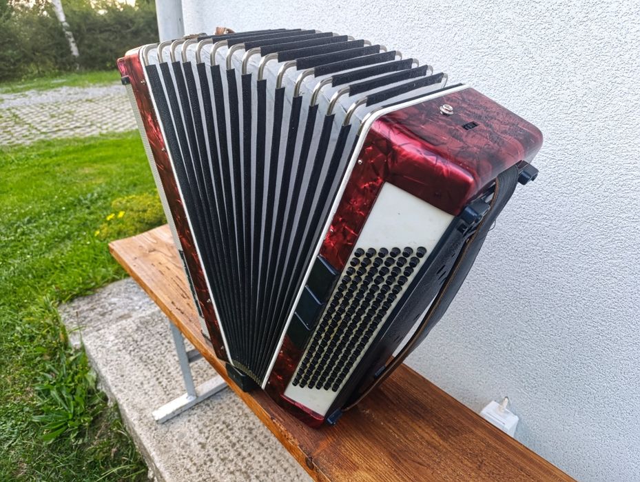 Akordeon 120 basów 4 chóry