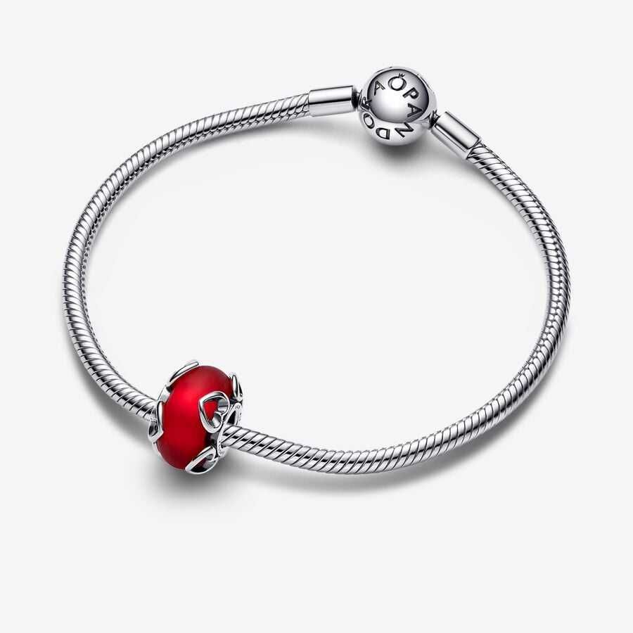 Pandora Charm z oszronionego czerwonego szkła weneckiego z serduszkami