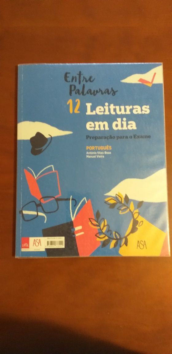Manual e caderno de atividades de português do 12 ano.