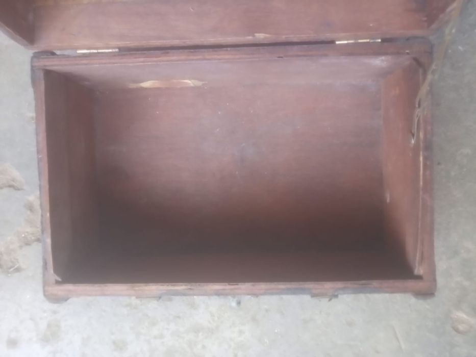 Baú antigo de madeira