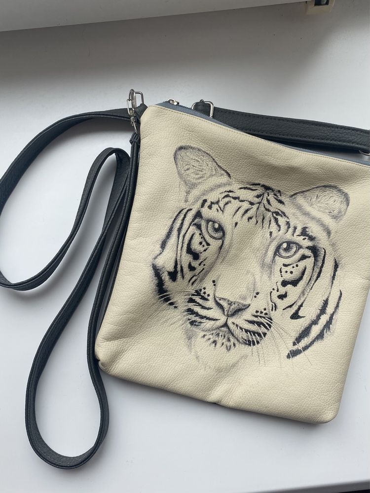сіра сумка з тигром