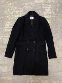 Чорне пальто фірми reserved одягнене один раз хс
