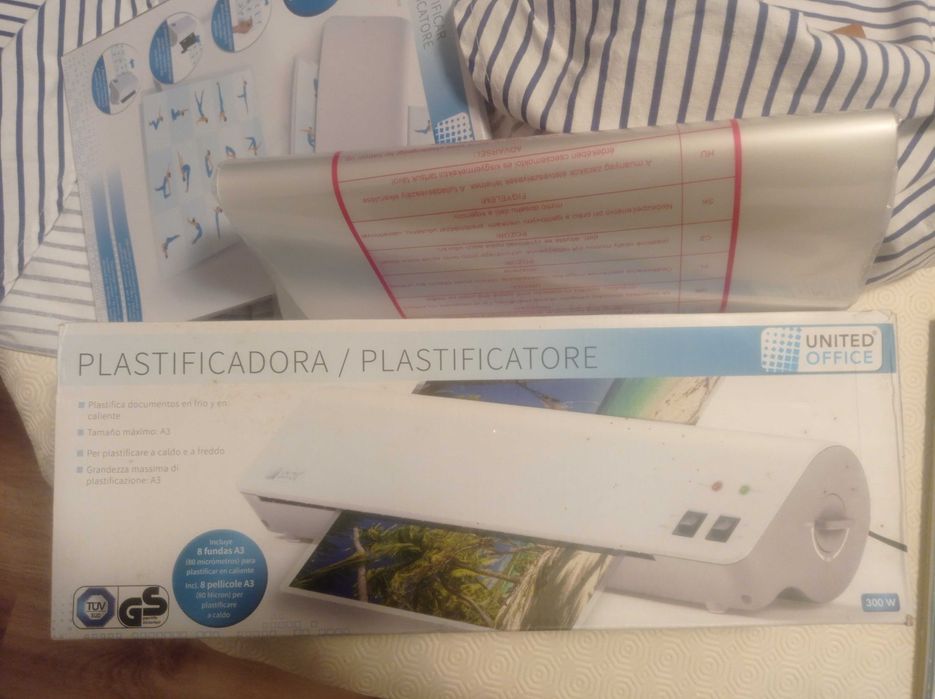 Máquina plastificadora e bolsas A3 e A4