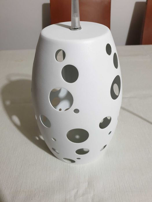 Candeeiro de teto, branco, em bom estado, casquilho E27