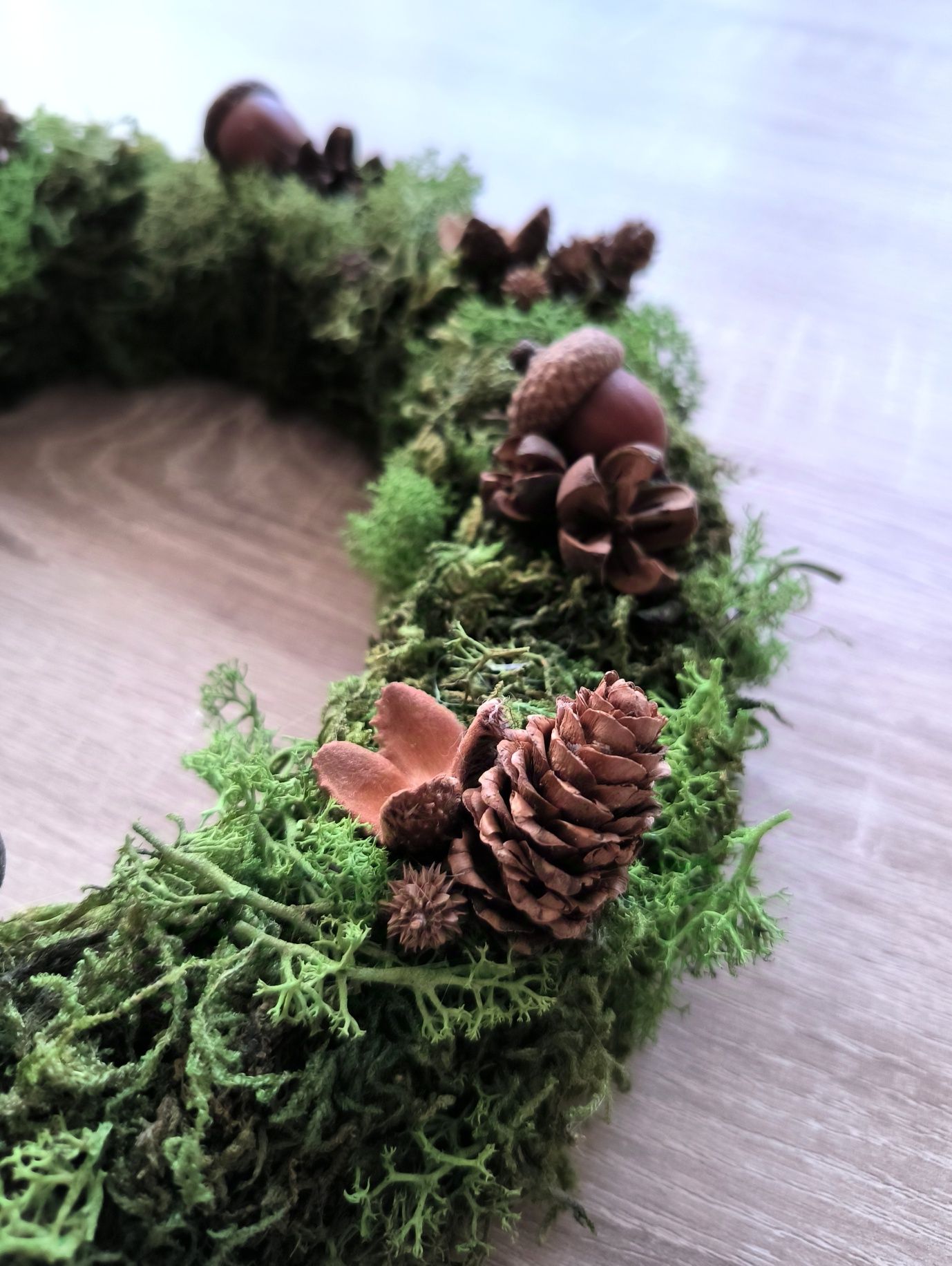 Naturalny wianek bożonarodzeniowy z mchu i szyszek Hand made