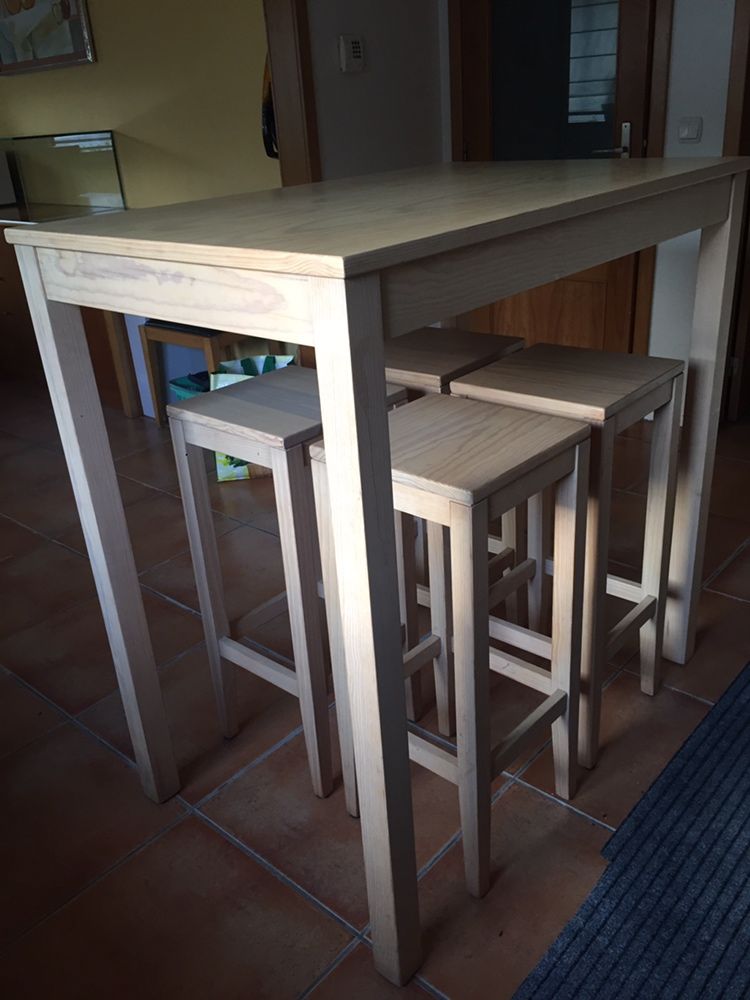 Conjunto de mesa e bancos.