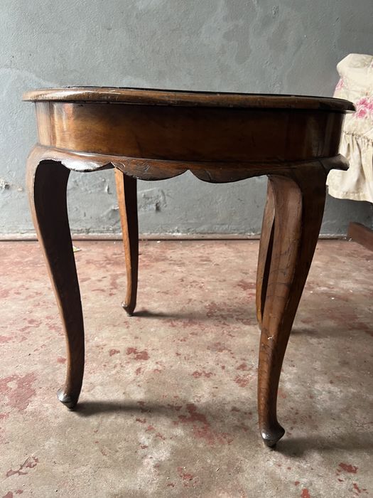 Mesinha antiga em bom estado