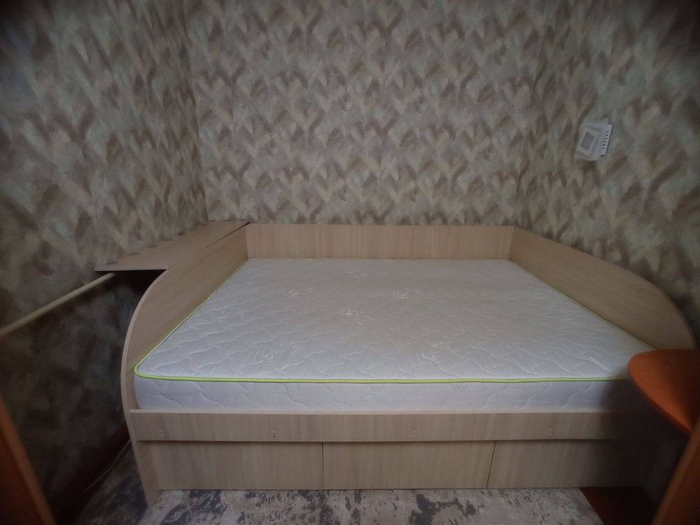 Кровать з матрацом