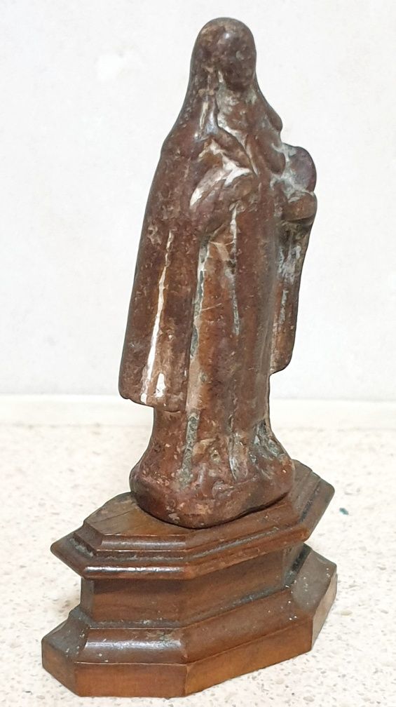 Pequena antiga escultura de Santa em cerâmica