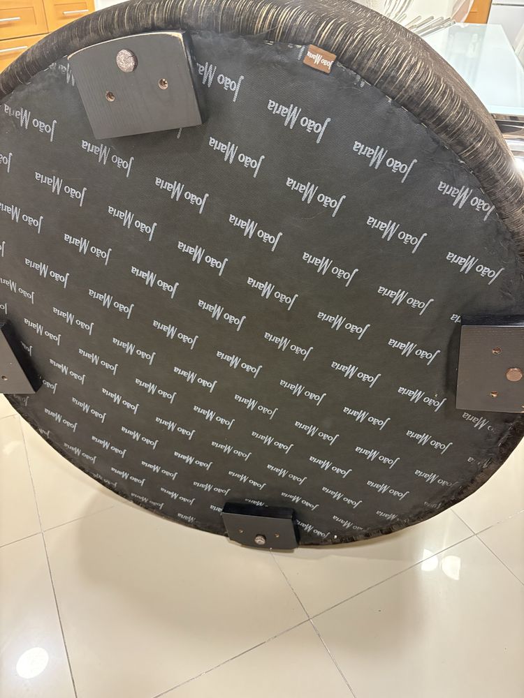 Puff castanho com 90 cm de diametro