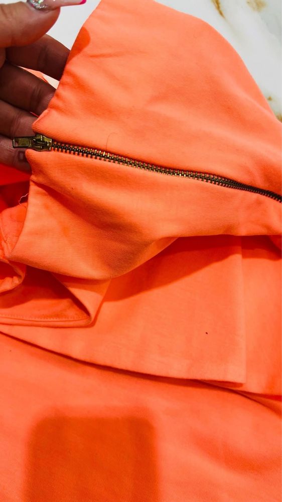 Zara neonowa sukienka z baskinką M