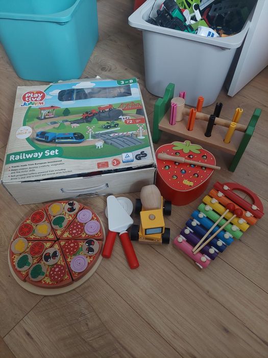 Zestaw drewnianych zabawek, kolejka