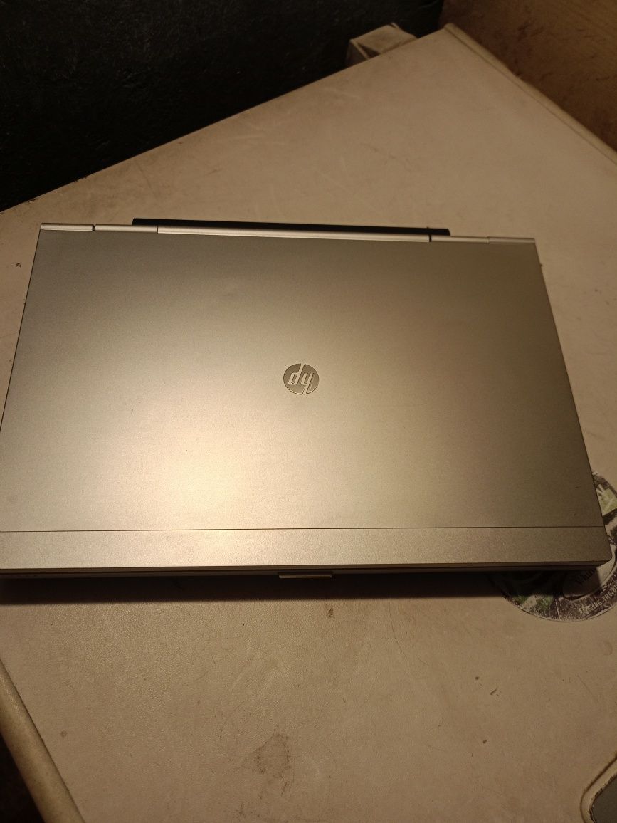 Hp 2560p elitebook i5 3.3ghz 6gb ram  bat 1,5h do internetu win10