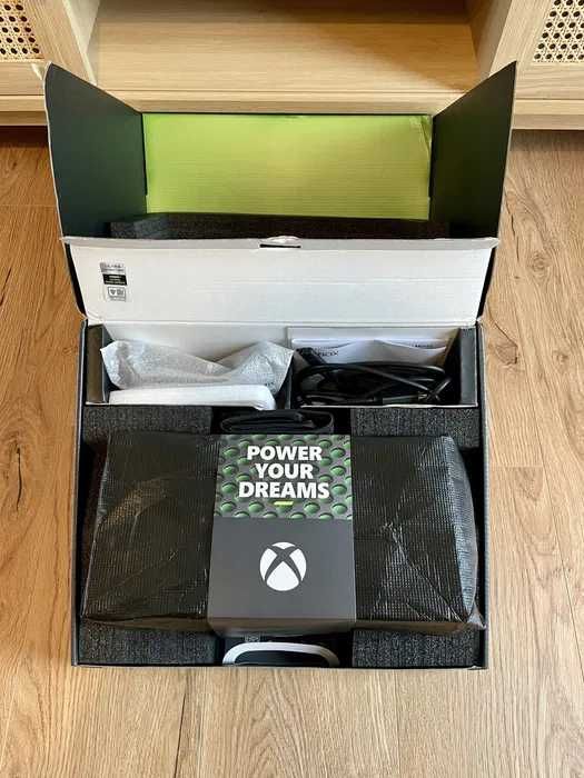 XBOX Series X 1 TB + 4 Gry + pokrowiec (mega zestaw)