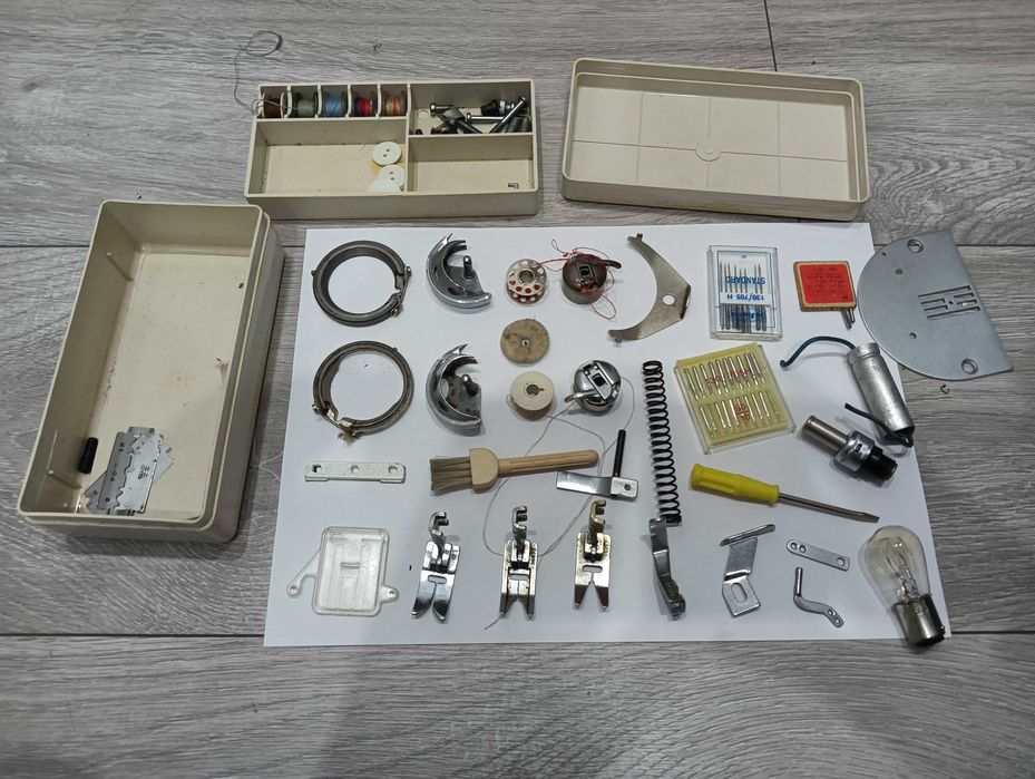 akcesoria maszyna do szycia łucznik 451 , 466 przybornik szpulki  igły