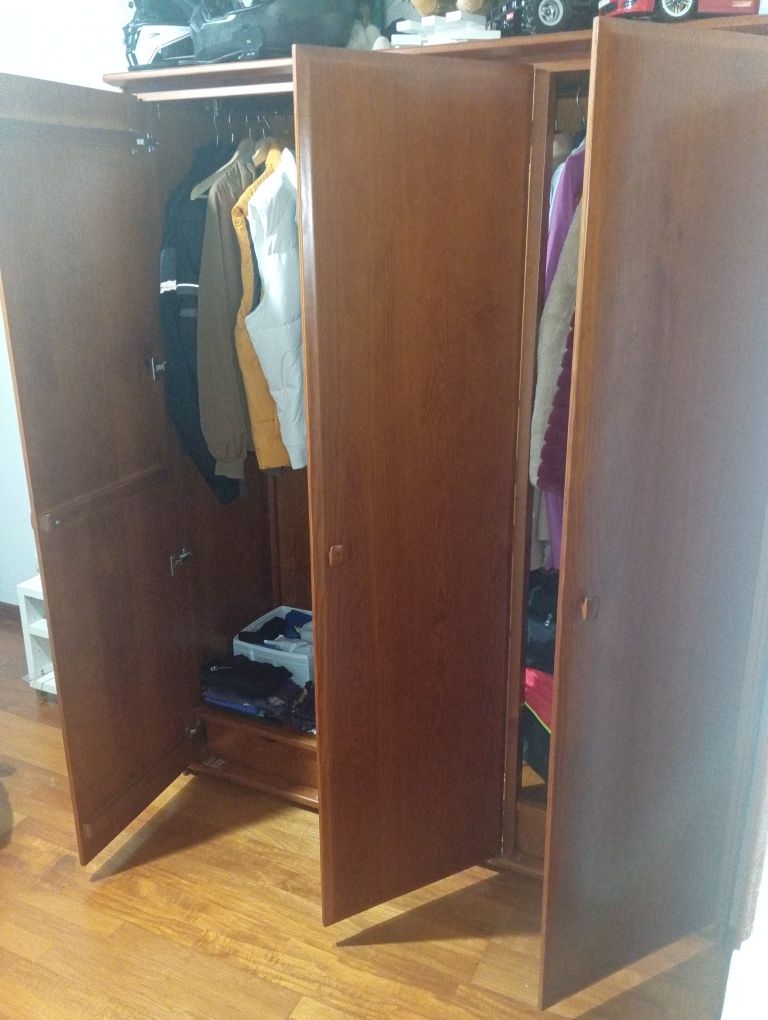 . Roupeiro madeira maciça 3 portas com novo