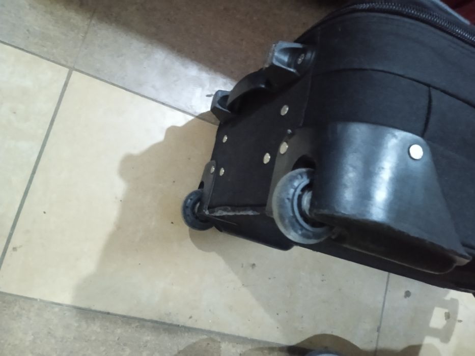 Продам два чемодана на колесах с выдвижной ручкой