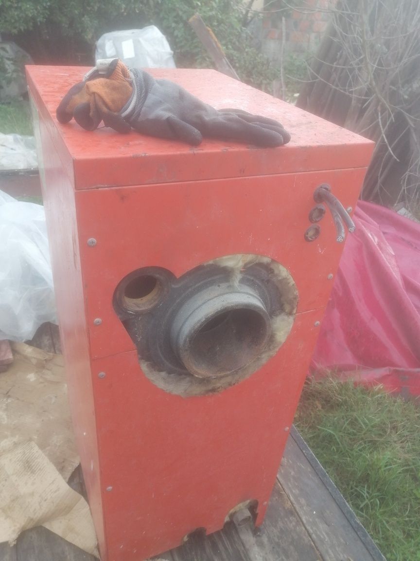 Estrutura de caldeiras  varias maquinas de aquecimento a gasóleo com o