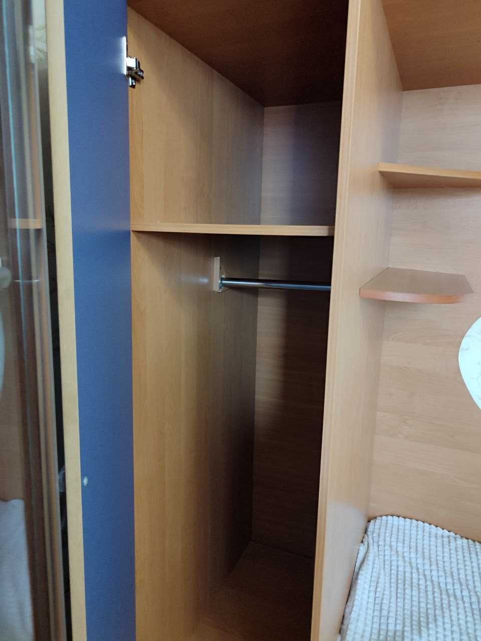 Двоярусне дитяче ліжко з шафою та полицями