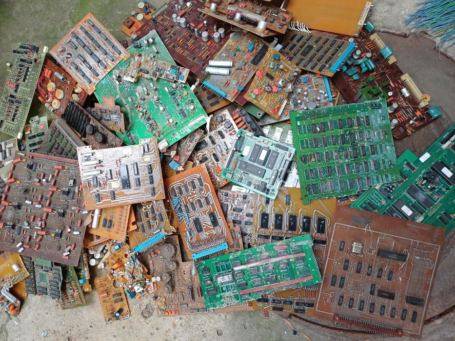 Микросхемы на платах больше 800шт, разные.