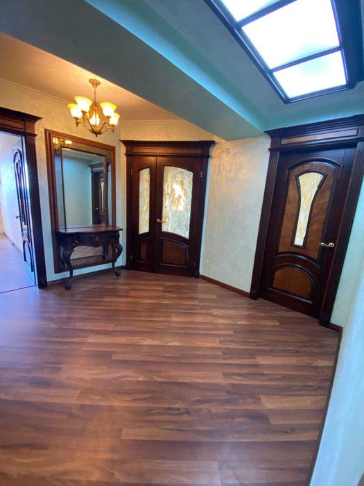 Продам двоповерхову квартиру з видом на р. Дніпро в центрі