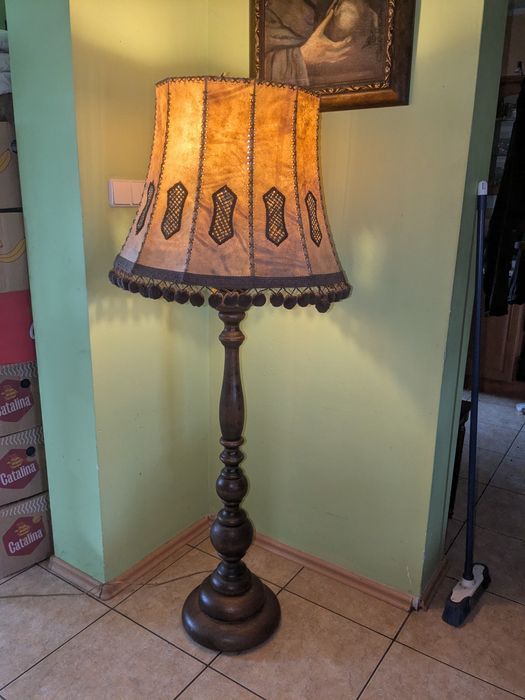 Drewniana stojąca lampa