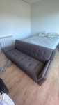 Sofa cinzento.