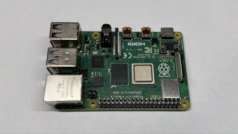 Raspberry Pi 4B - 4GB z obudową