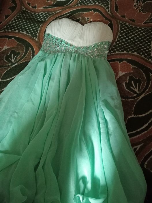 Vendo vestido de mulher  com pouca marca de uso.