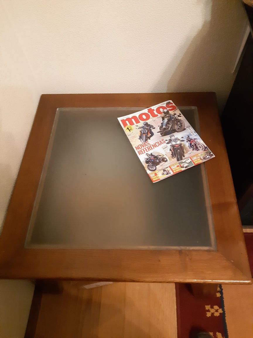 Vendo 1 aparador de madeira maciça e mesa de centro