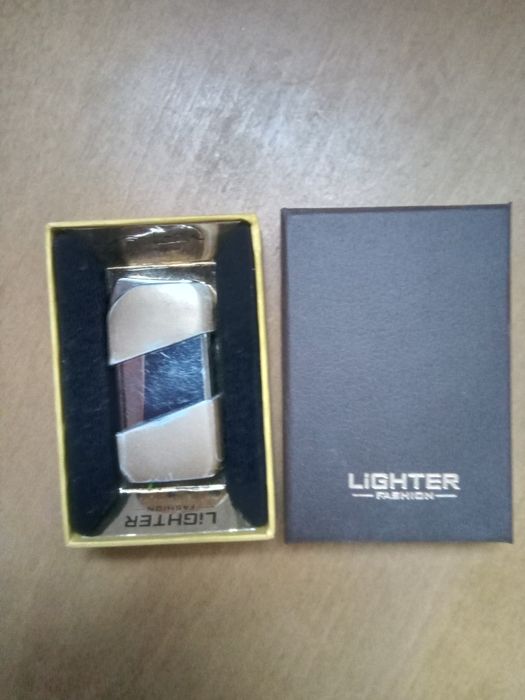 Зажигалка со стразами.