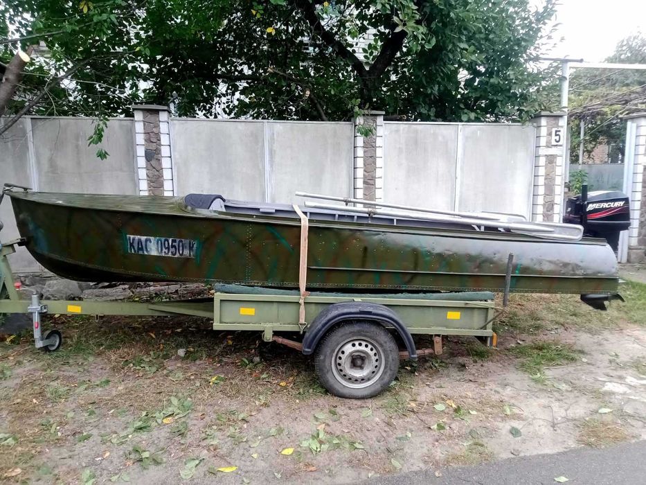 Продам моторний човен