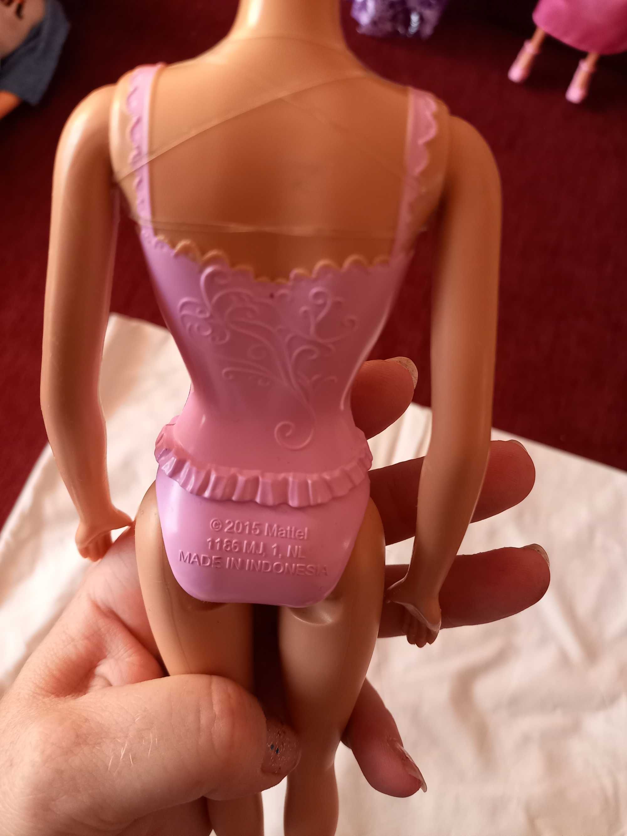 Лялька Барбі в розовому купальнику, фірма Mattel 2015 року
