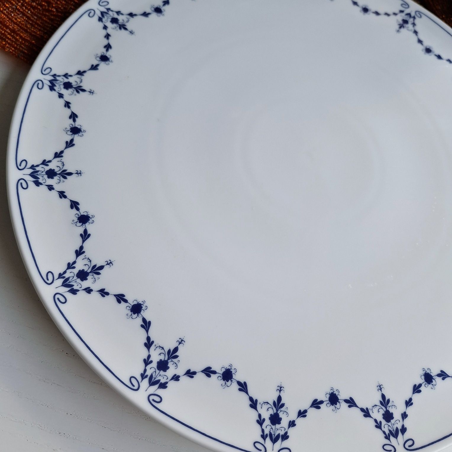Tortownica, patera na ciasto Arzberg Schumann Bavaria. Biała porcelana