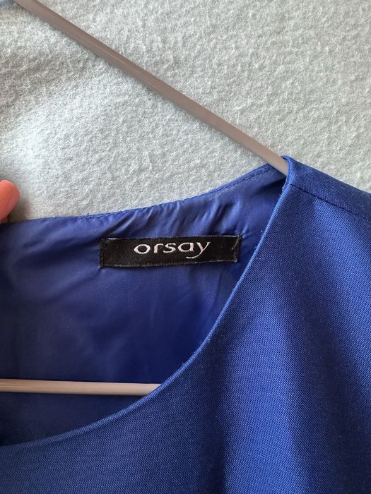 Intensywnie niebieska sukienka Orsay