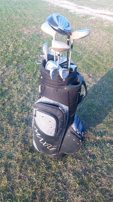 Zestaw kiji do golfa wraz z torbą i akcesoriami