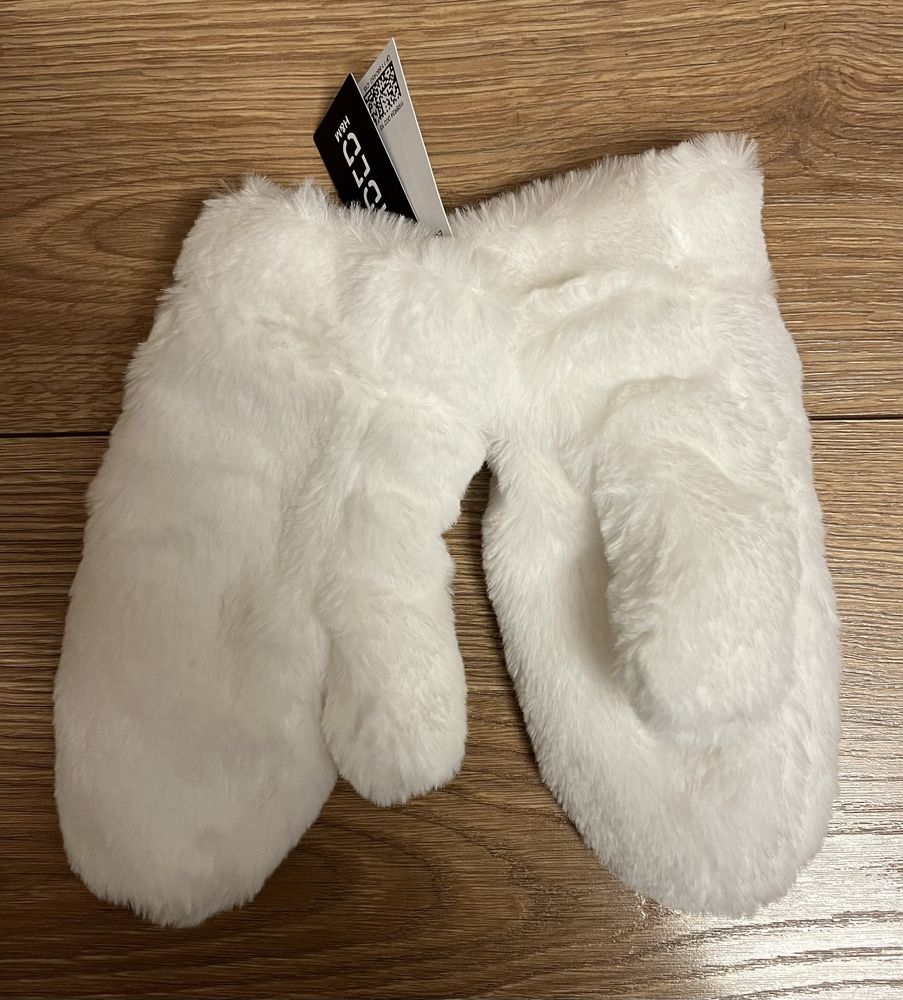 Białe futerkowe rękawiczki zimowe