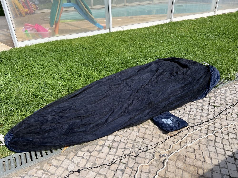 Cama com rede mosquiteiro