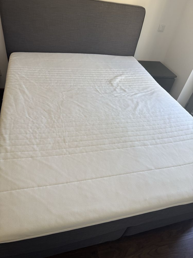 Cama casal ekea com 2 bancas em ótimo estado