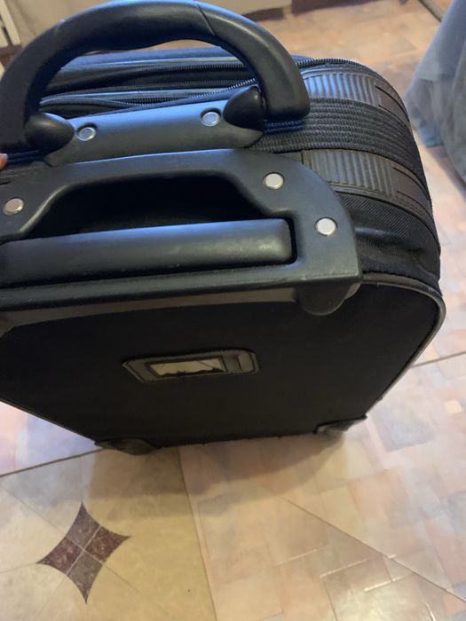 Валіза чорного кольору