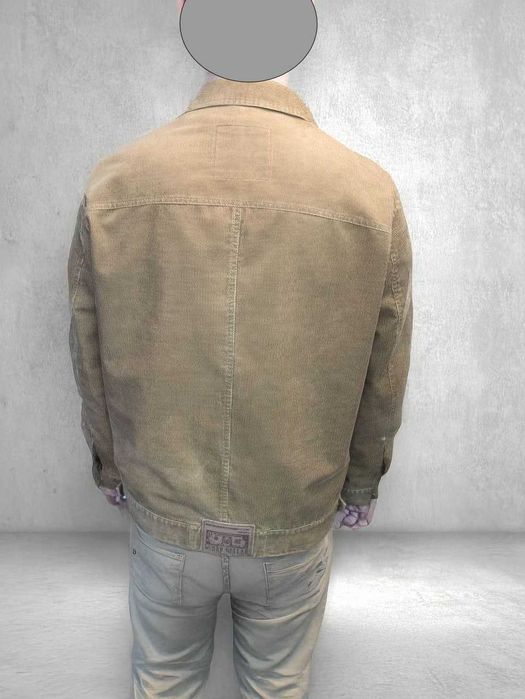 Куртка чоловіча коричневого кольору.