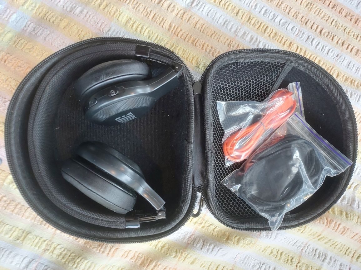 Продам наушники JBL