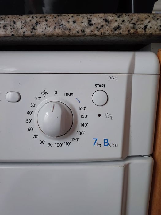 Máquina de Secar Roupa Indesit IDC 75 B 7kg