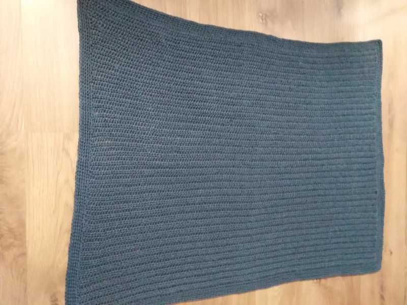 Szary szydełkowy  kocyk