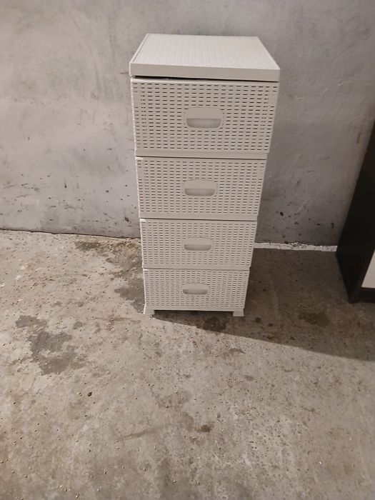 Witam sprzedam biała szafka rattanowa