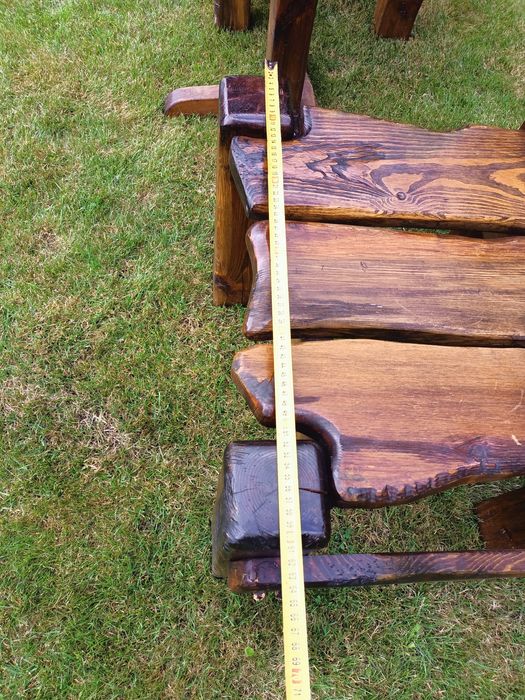 Zestaw drewnianych mebli ogrodowych dwa krzesła i słół.